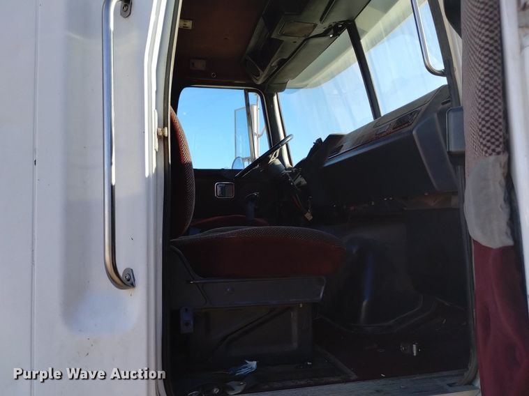 image for item DK8792 1996 Volvo  semi truck