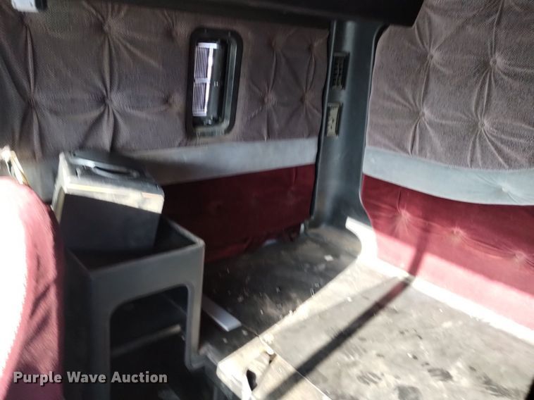 image for item DK8792 1996 Volvo  semi truck