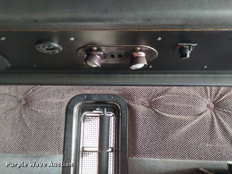 image for item DK8792 1996 Volvo  semi truck