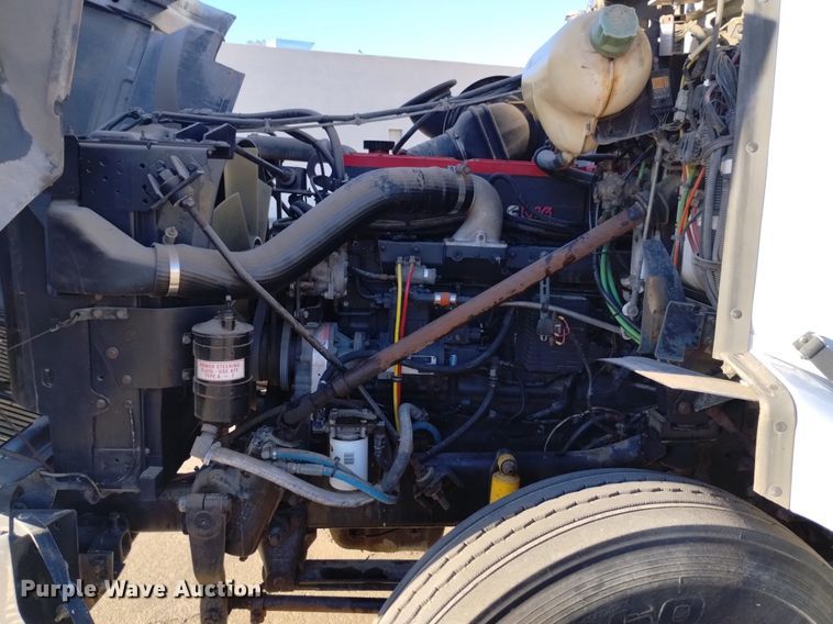 image for item DK8792 1996 Volvo  semi truck