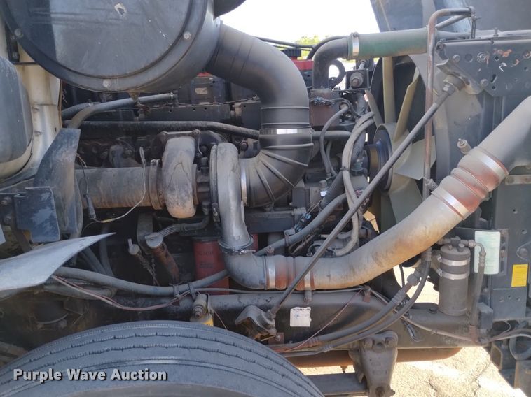 image for item DK8792 1996 Volvo  semi truck