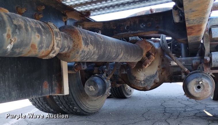 image for item DK8792 1996 Volvo  semi truck