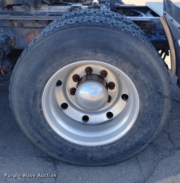 image for item DK8792 1996 Volvo  semi truck