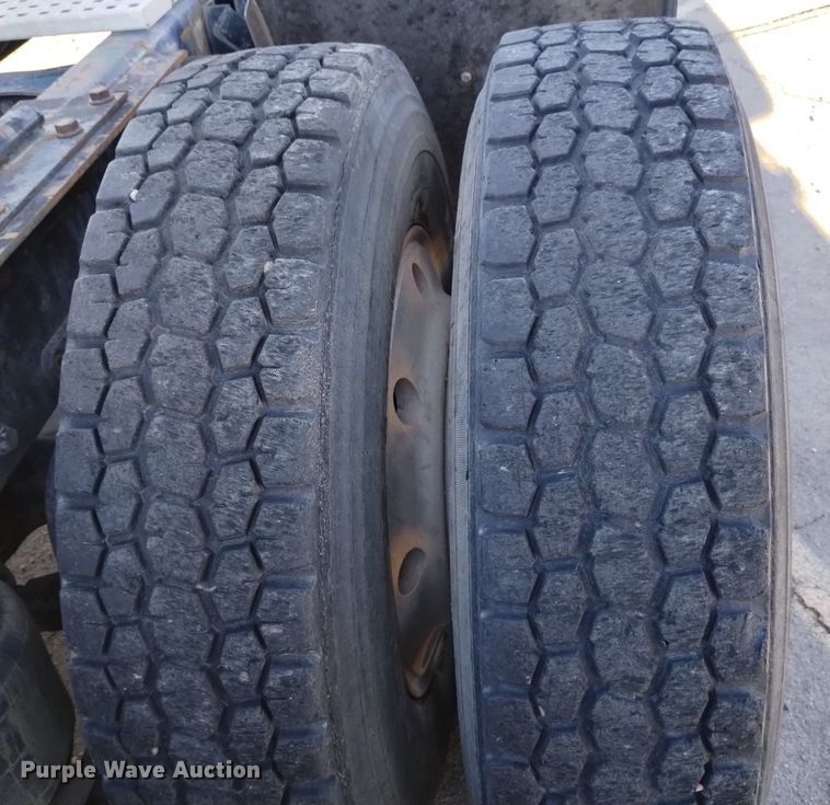 image for item DK8792 1996 Volvo  semi truck