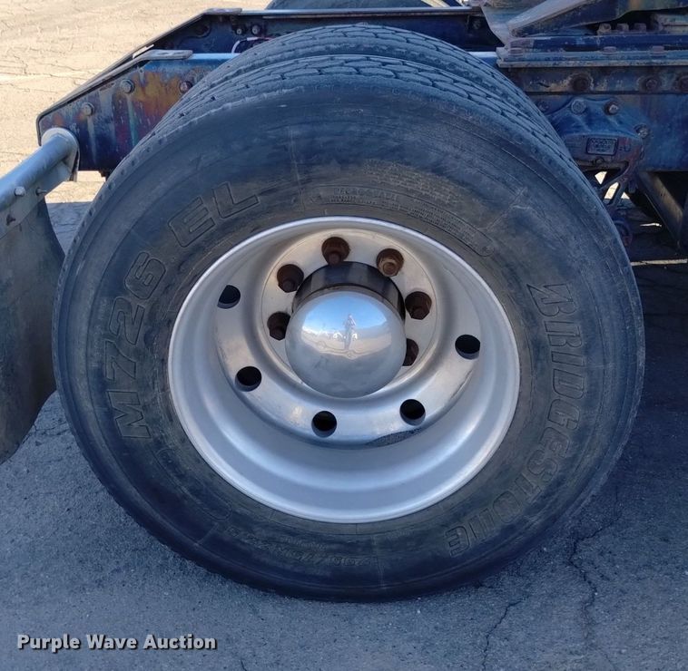 image for item DK8792 1996 Volvo  semi truck