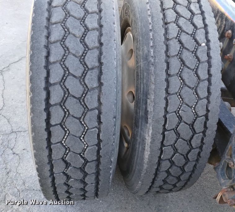 image for item DK8792 1996 Volvo  semi truck