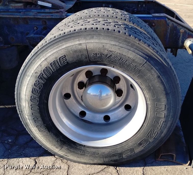 image for item DK8792 1996 Volvo  semi truck