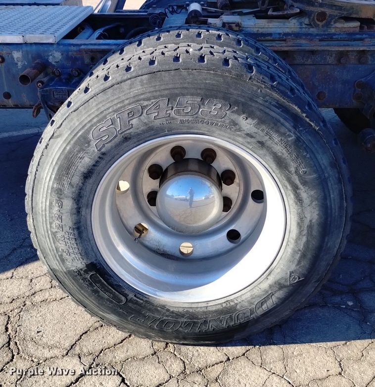 image for item DK8792 1996 Volvo  semi truck