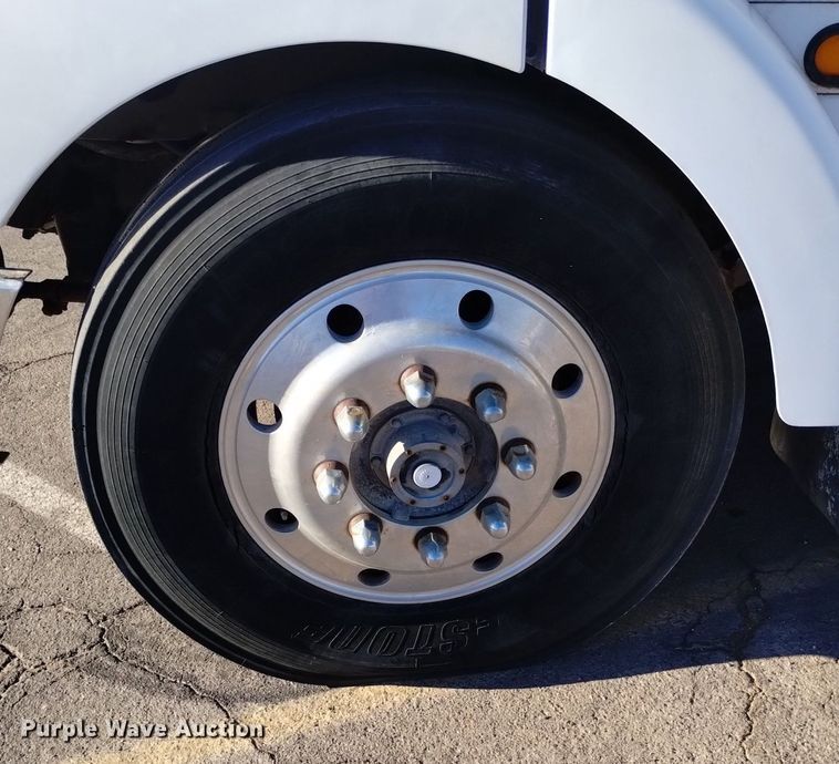 image for item DK8792 1996 Volvo  semi truck