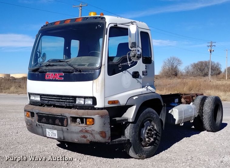 image for item DK8904 2003 GMC T7500  truck cab and chassis