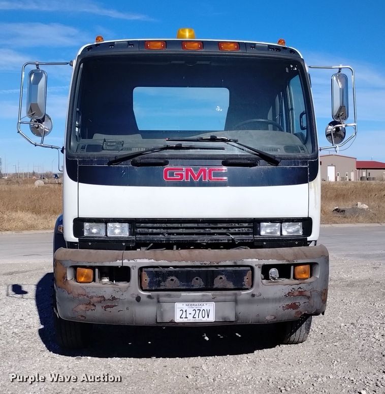 image for item DK8904 2003 GMC T7500  truck cab and chassis