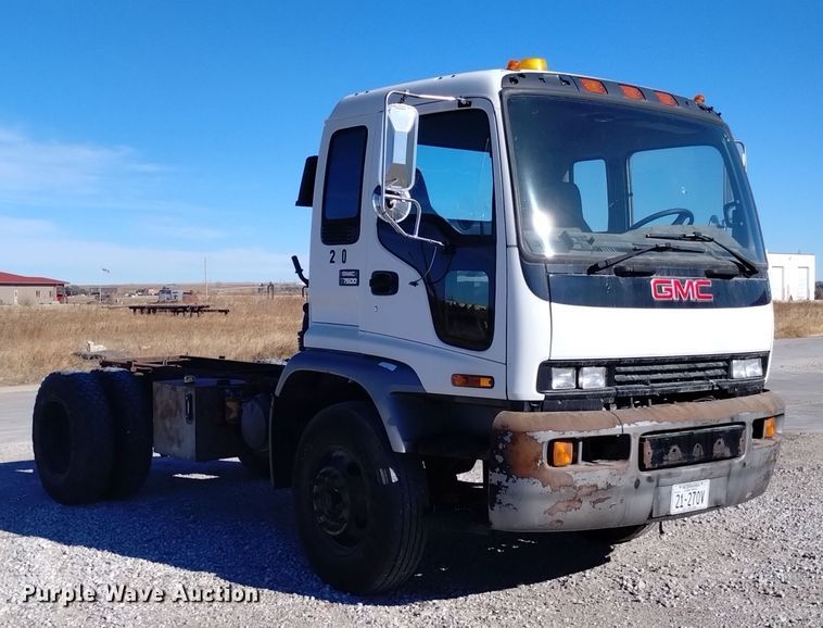 image for item DK8904 2003 GMC T7500  truck cab and chassis