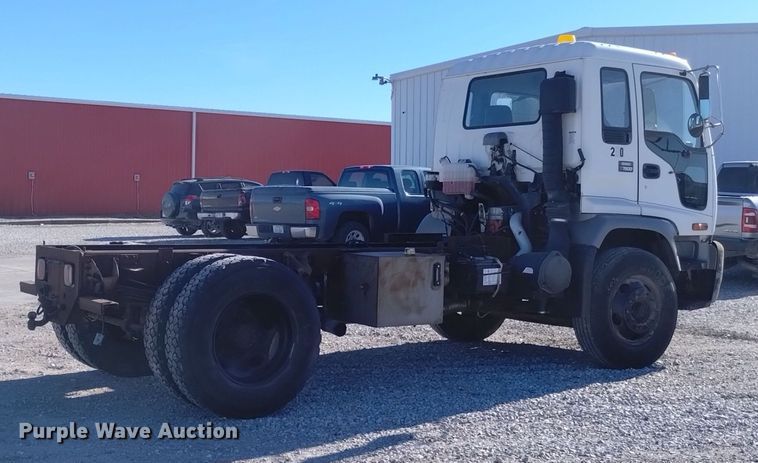 image for item DK8904 2003 GMC T7500  truck cab and chassis