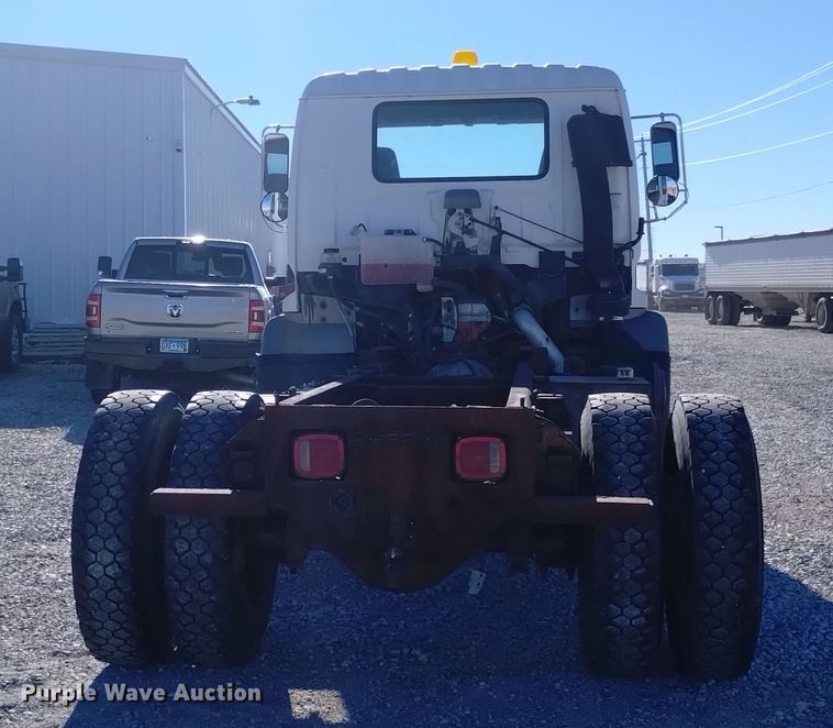 image for item DK8904 2003 GMC T7500  truck cab and chassis