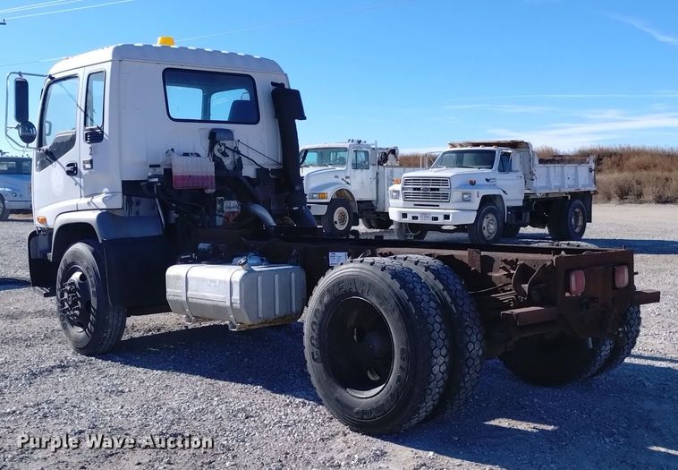 image for item DK8904 2003 GMC T7500  truck cab and chassis