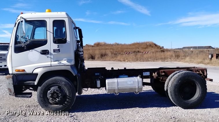 image for item DK8904 2003 GMC T7500  truck cab and chassis