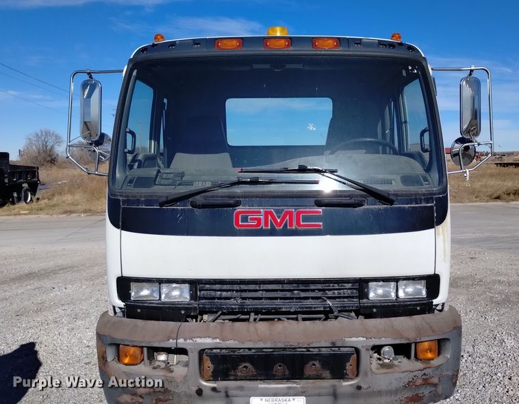 image for item DK8904 2003 GMC T7500  truck cab and chassis