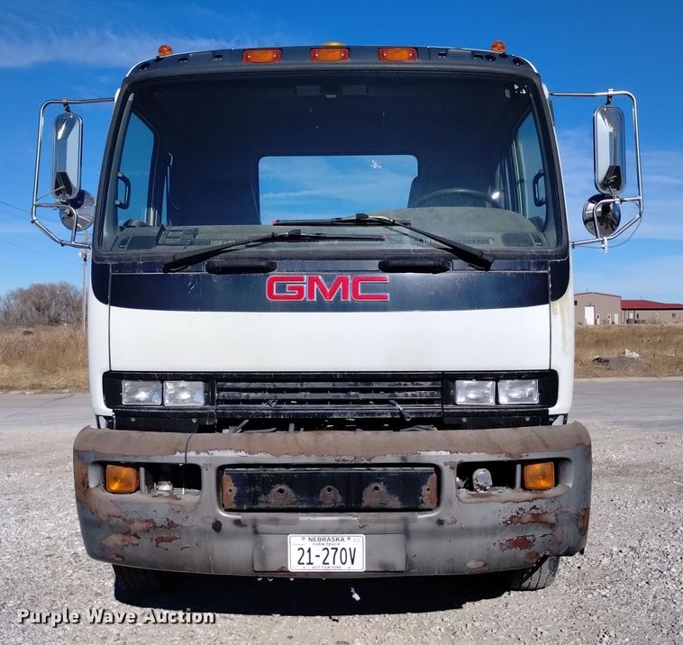 image for item DK8904 2003 GMC T7500  truck cab and chassis