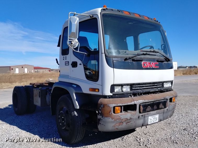 image for item DK8904 2003 GMC T7500  truck cab and chassis