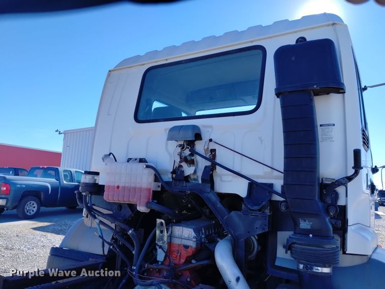 image for item DK8904 2003 GMC T7500  truck cab and chassis