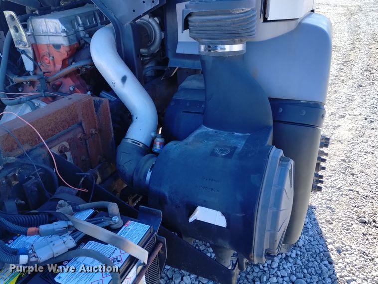 image for item DK8904 2003 GMC T7500  truck cab and chassis