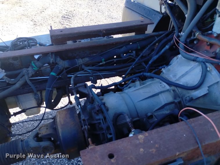 image for item DK8904 2003 GMC T7500  truck cab and chassis