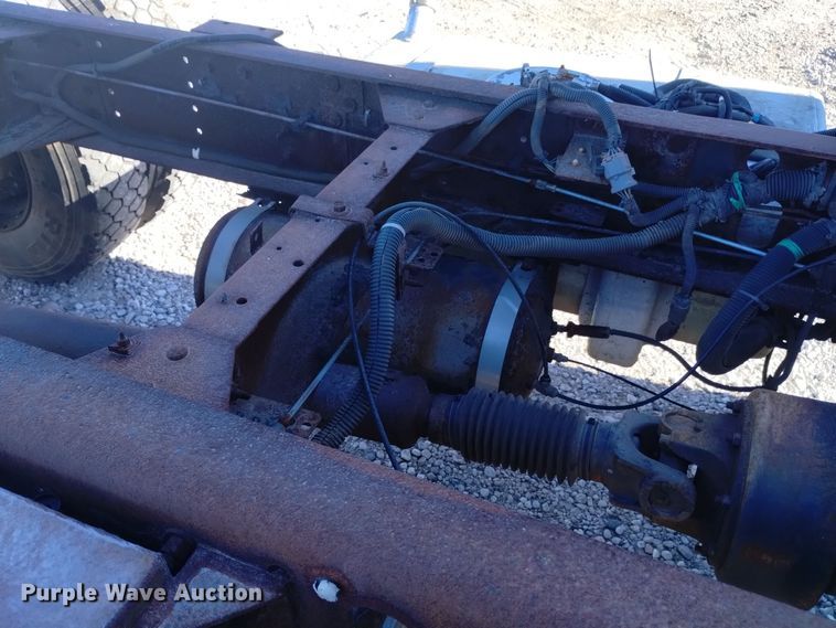 image for item DK8904 2003 GMC T7500  truck cab and chassis