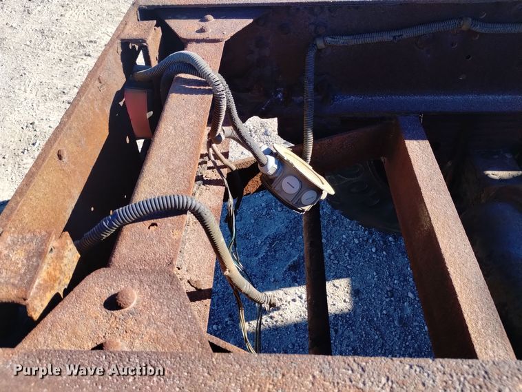 image for item DK8904 2003 GMC T7500  truck cab and chassis