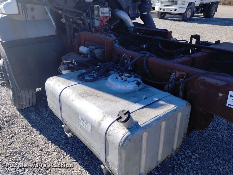 image for item DK8904 2003 GMC T7500  truck cab and chassis