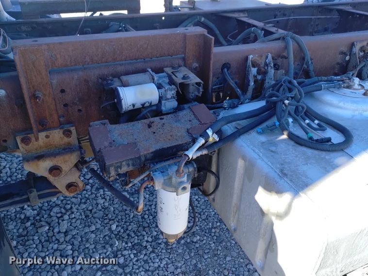 image for item DK8904 2003 GMC T7500  truck cab and chassis