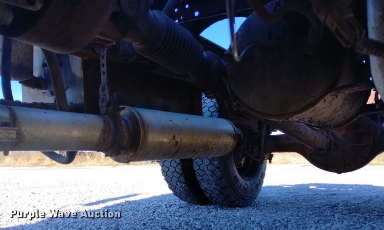 image for item DK8904 2003 GMC T7500  truck cab and chassis