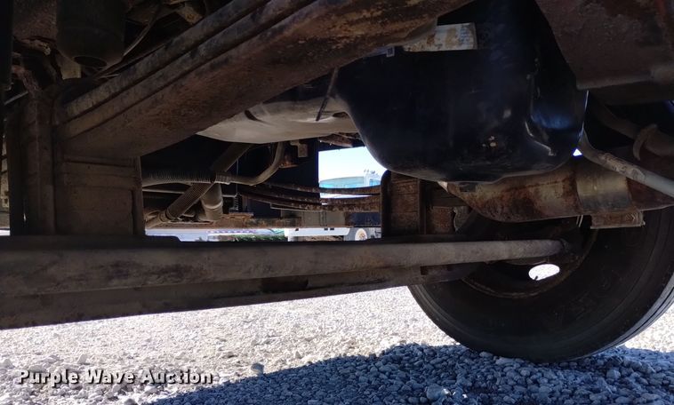 image for item DK8904 2003 GMC T7500  truck cab and chassis