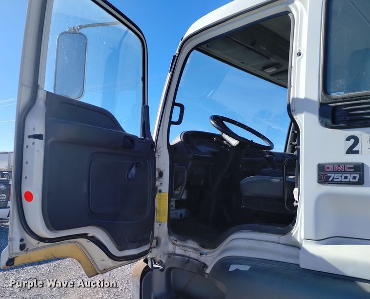 image for item DK8904 2003 GMC T7500  truck cab and chassis