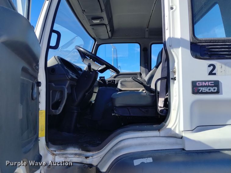 image for item DK8904 2003 GMC T7500  truck cab and chassis