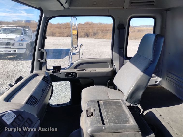 image for item DK8904 2003 GMC T7500  truck cab and chassis