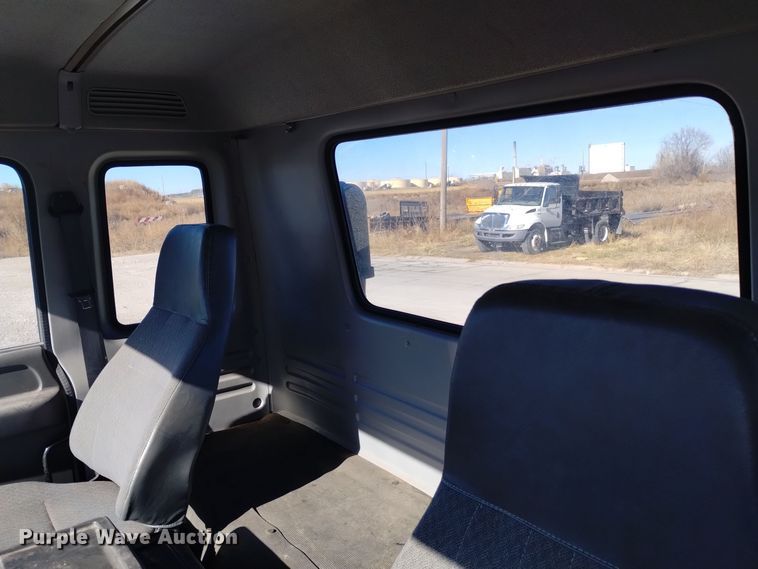 image for item DK8904 2003 GMC T7500  truck cab and chassis