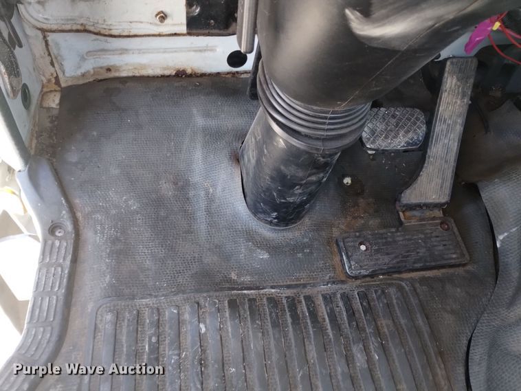 image for item DK8904 2003 GMC T7500  truck cab and chassis