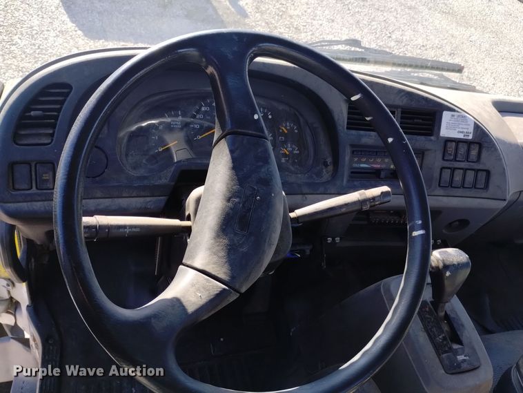 image for item DK8904 2003 GMC T7500  truck cab and chassis