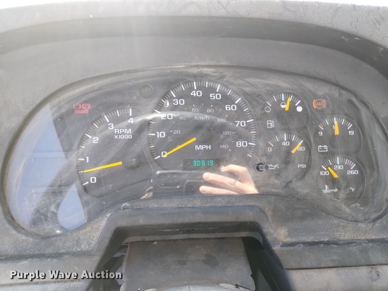 image for item DK8904 2003 GMC T7500  truck cab and chassis