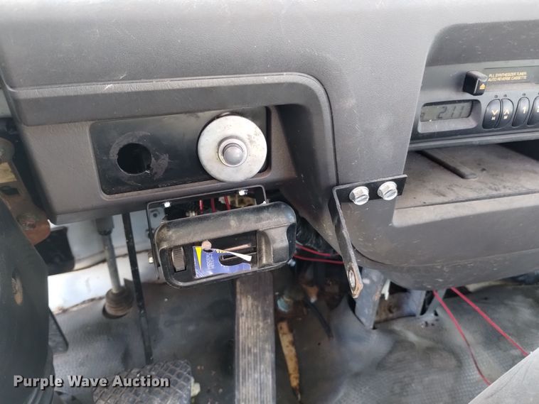 image for item DK8904 2003 GMC T7500  truck cab and chassis