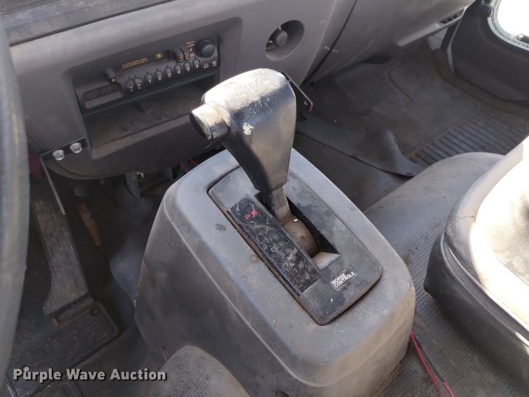 image for item DK8904 2003 GMC T7500  truck cab and chassis