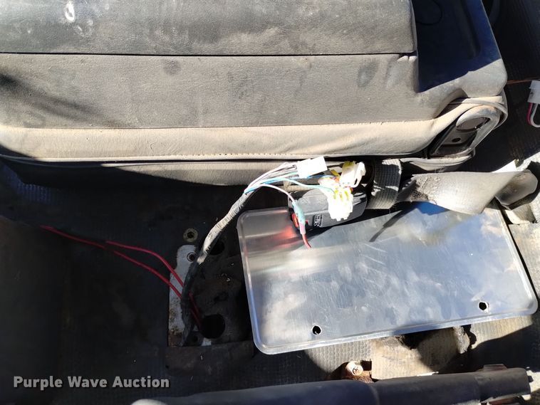 image for item DK8904 2003 GMC T7500  truck cab and chassis