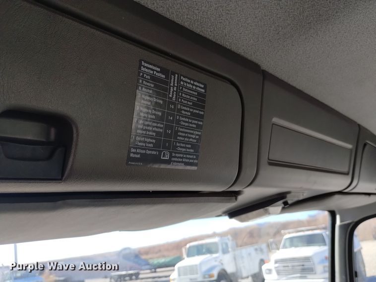 image for item DK8904 2003 GMC T7500  truck cab and chassis