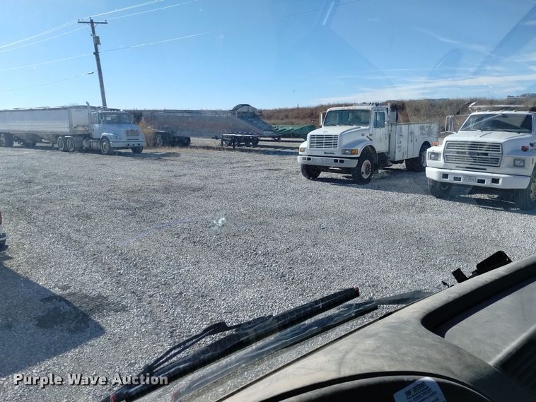 image for item DK8904 2003 GMC T7500  truck cab and chassis