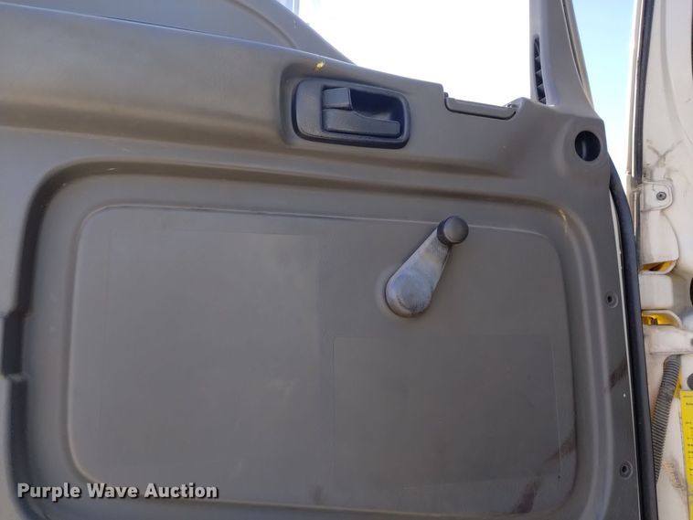 image for item DK8904 2003 GMC T7500  truck cab and chassis