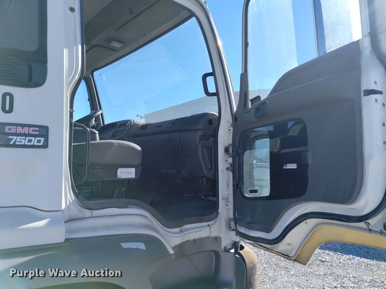 image for item DK8904 2003 GMC T7500  truck cab and chassis