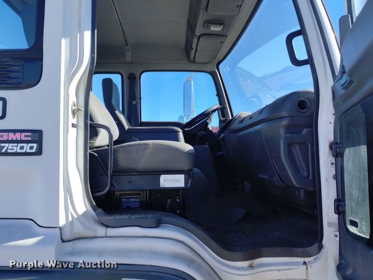 image for item DK8904 2003 GMC T7500  truck cab and chassis