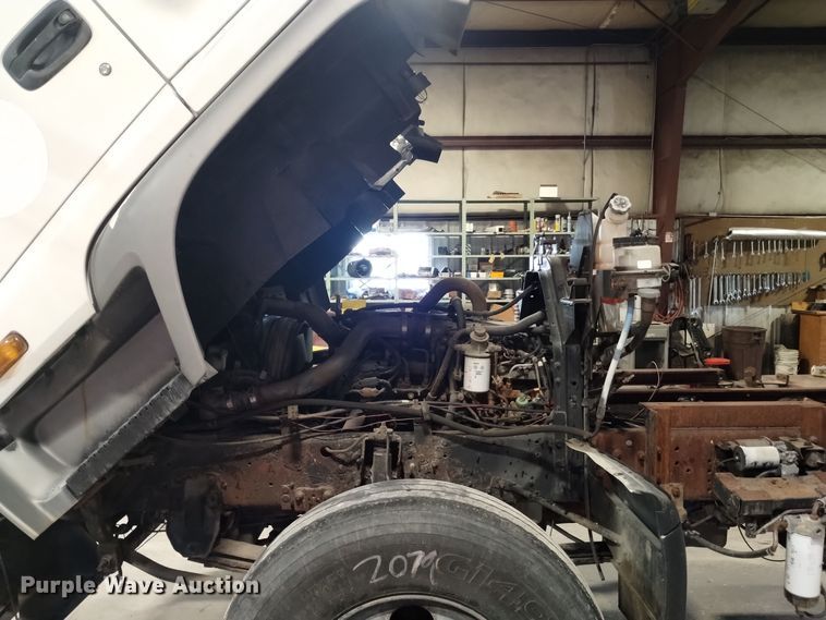 image for item DK8904 2003 GMC T7500  truck cab and chassis