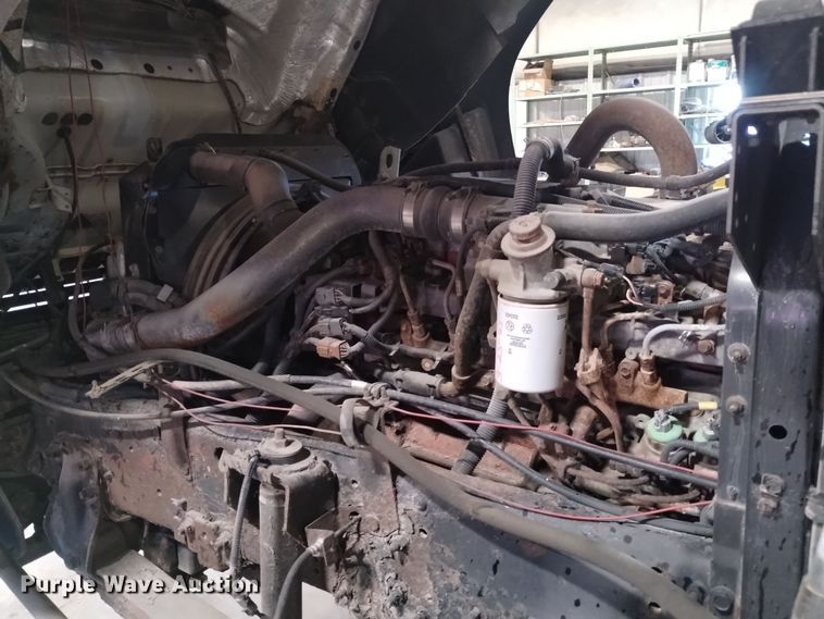 image for item DK8904 2003 GMC T7500  truck cab and chassis