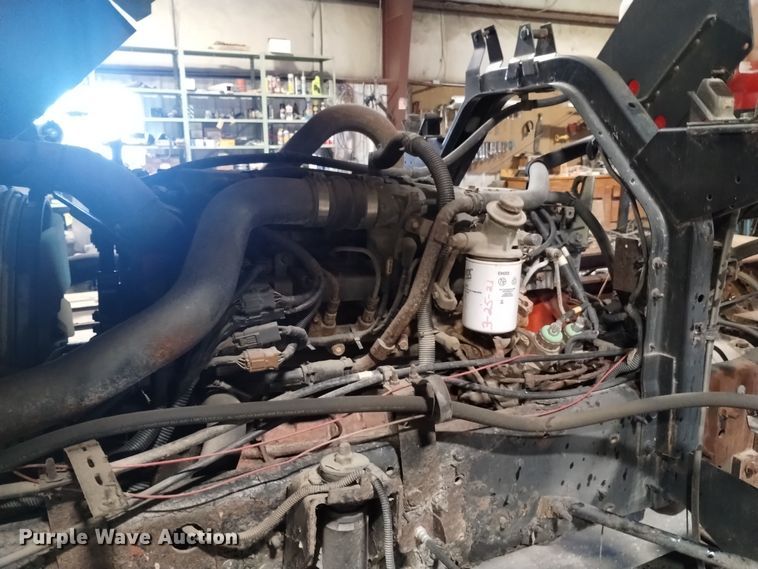 image for item DK8904 2003 GMC T7500  truck cab and chassis